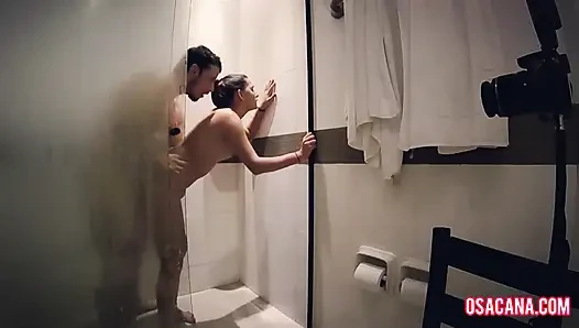 Banyoda çekici kızı yumruklamak
