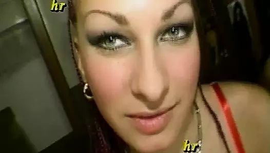 Kızıl saçlı Elisa iki yarakla sikişerek gösteriş yapıyor