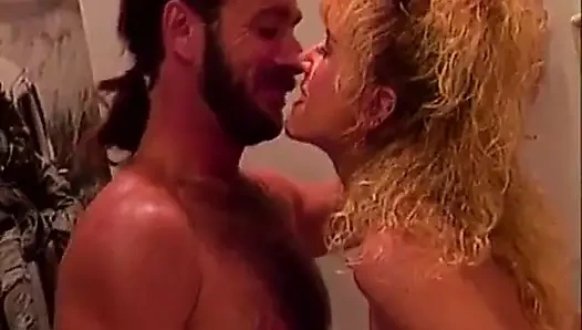 Açgözlü Angelica Bella acımasız bir anal seks sırasında filme alındı