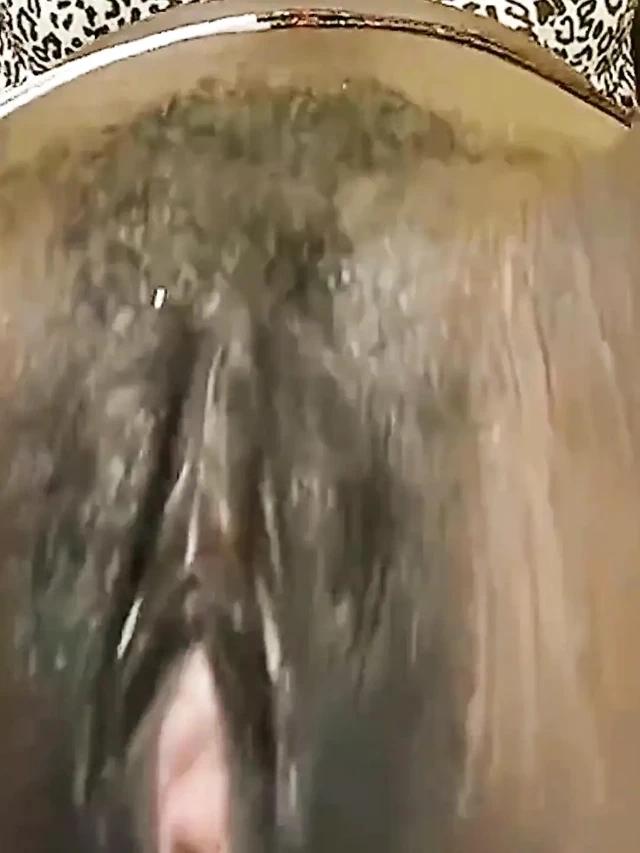 Genç Ugandalı zenci kendini parmaklıyor