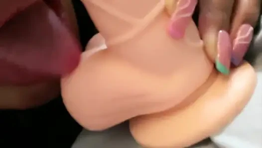 Erkek arkadaşı tarafından şımartılmayı seven güzel bir kadın ünlü bir kadın