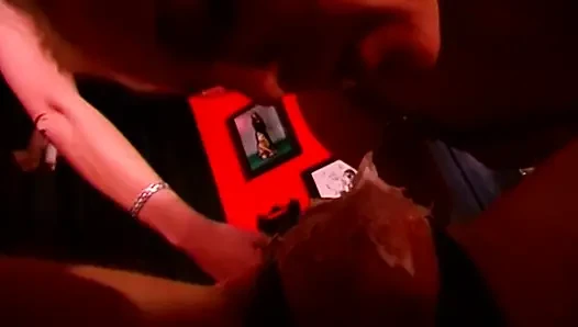 Döl sırılsıklam memelere ve gerilmiş deliklere damlayan ateşli ağda