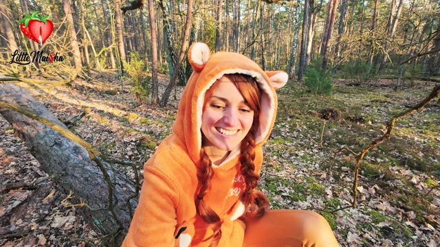 Ormanda tesadüfen tanıştığım sıska, tatlı bir kızıl saçlı taşaklarımı ve yarağımı sağdı. Bu süreçte göt deliğimi de yaladı.