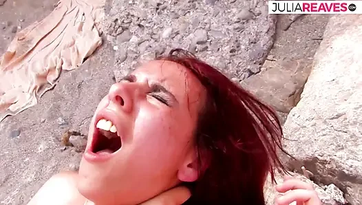 Hatun yarak emdikten sonra açık havada sert sikiliyor