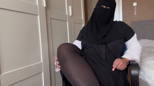 Arap orta yaşlı seksi kadın ıslak külotlu çorapla talimat veriyor