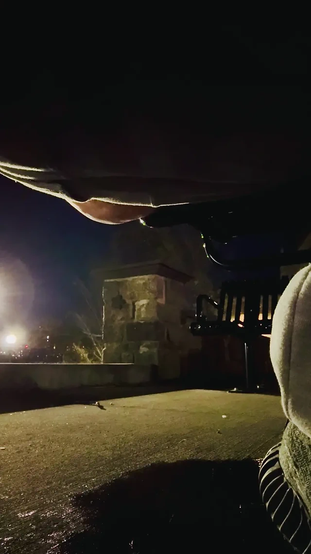 Kalabalık bir halka açık alanda işiyor