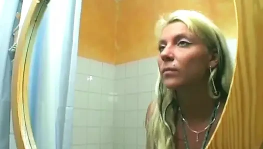 Sarışın ıslak amında kalın dildo kullanıyor