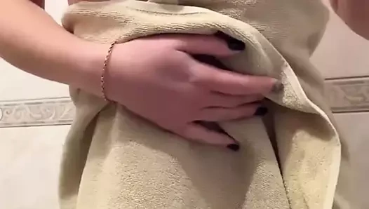 Güzel vücudumu büyük memeli ve sıkı bir amcıkla gösteriyorum.