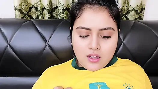 Üvey erkek kardeş bir futbol maçına bahis oynarken güzel üvey kız kardeşini sikiyor. (tam bangla ses)