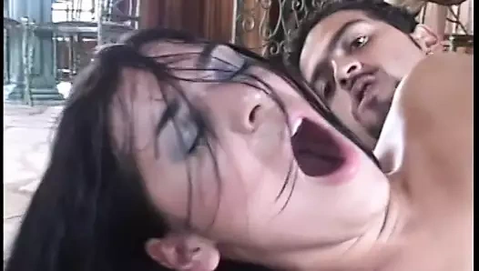 Kovboy damızlık esmerin kıçını yalıyor ve onu büyük bir horozla dolduruyor