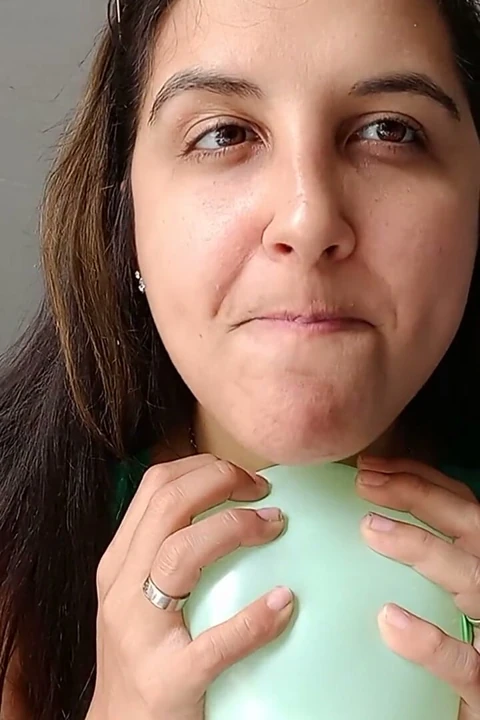 Yeşil balonlar ve pembe baloncuk yakın çekim oral seks - tavşan tezgahçı