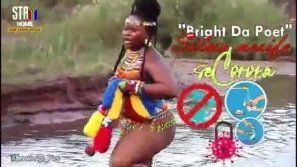 Nehir kenarında bağıran büyük götlü üstsüz Güney Afrikalı kız