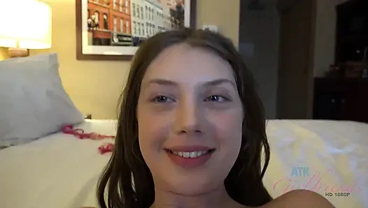 Bakış açısı Elena Koshka yarağını çıkarıyor ve okşamaya ve binmeye başlıyor.