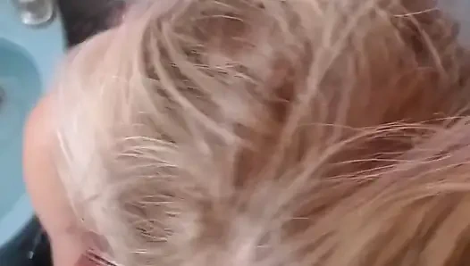 Tuvaletteyken yarağını emiyor