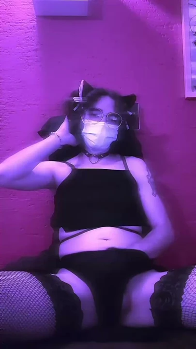 Özellikle Ema için. Bir Femboy kıçını gösteriyor