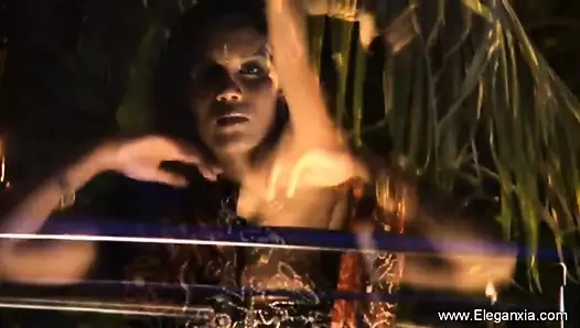 Benim için dans et cesur kız