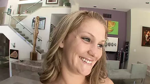 Sarışın tıknaz kız oral seks verir ve sert çarptı alır