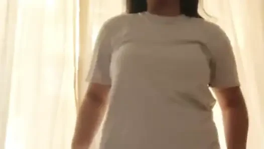 Yalnız Desi kız gösteriyor