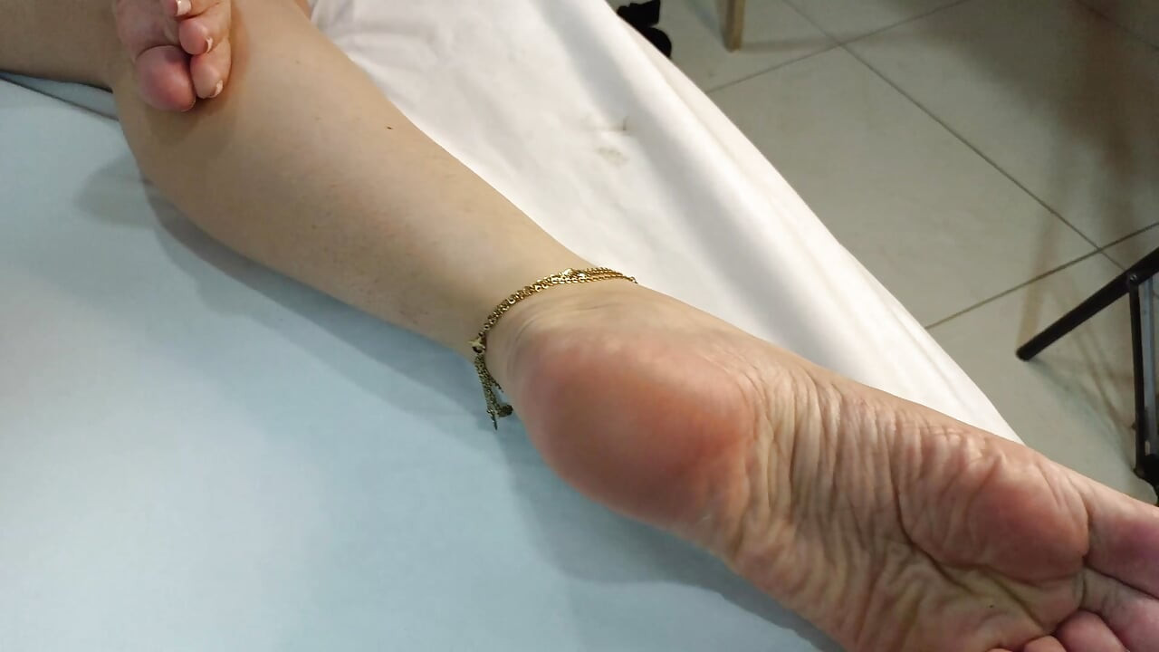 Güzel tabanlar, lezzetli ayaklar, büyük bacaklar, büyük göt