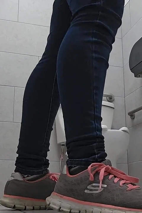 Üç işeme, iki tuvalet