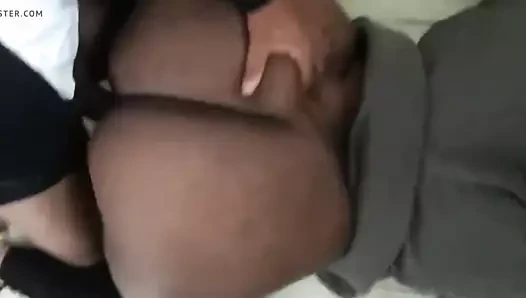 Jiggly büyük siyah ganimet milf gets Creampie doggystyle