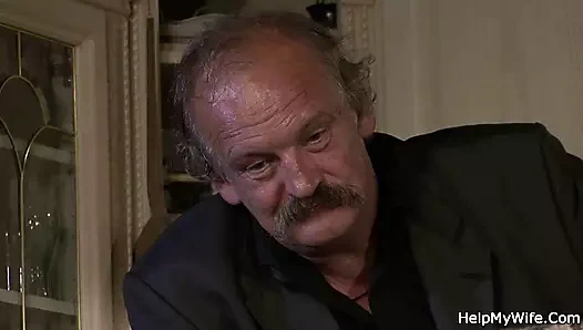 Ateşli evli kadın yaşlı adamın arkadaşını emiyor ve sikiyor