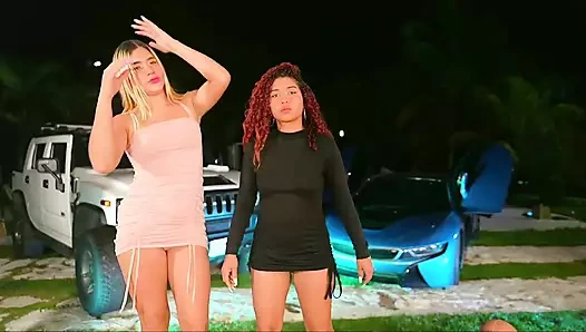 Arkadaşımın ayaklarını emiyor ve sonra amcığını emiyor, buna bayılıyorum. ggmansion