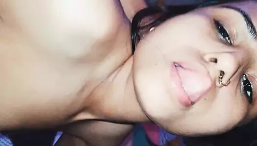 Latika genç üvey erkek kardeşiyle yatakta ve sert seks domaltarak