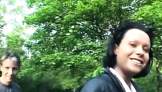 Esmer kadın açık havada ve içeride çıplak ve azdırıyor