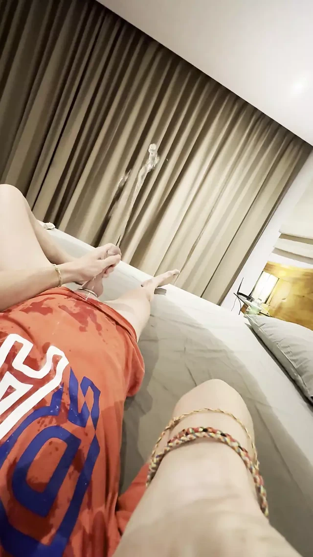 Dirtyfuckerluke yatakta aşırı uzun işiyor