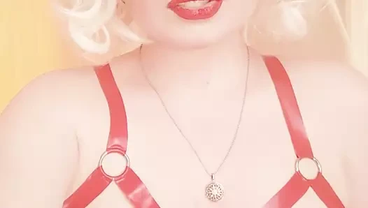 Arya grander üstsüz gülümseme doğal göğüsler