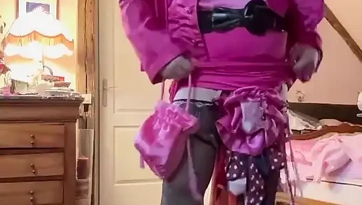 Uçuş görevlisi partisi için fuchsia mini etekli giyinmiş