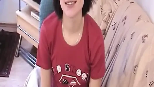 Esmer kadın yakın çekimde ıslak amını parmaklıyor
