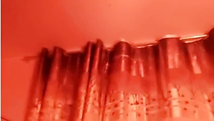 Kız göğüslerini gösteriyor