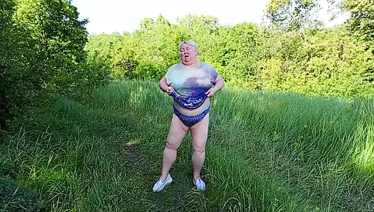 Komşu parkta soyunuyor ve herkesin önünde işiyor