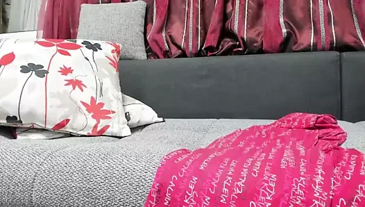 İyi bir figürü olan bir kadın kanepede uzanır ve kendine dokunur.