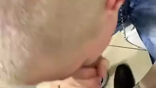 Sarışın büyük, güçlü bir yarak berbat