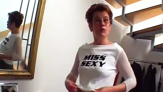 Çekici Alman orta yaşlı seksi kadın amını merdivenlerde büyük bir dildoyla dolduruyor