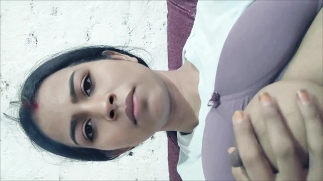 Hintli kadın pozisyonlarıyla sikişiyor.