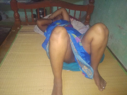 Kadhalan sunniyai kaiyaal aatum munnaal kadhali, eski evli kadın erkek arkadaşıyla mastürbasyon yapıyor