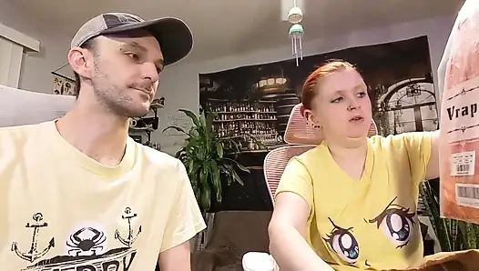 İstek Listesi Hediyeleri 9 - Kırmızı Korse Ve Siyah Vinil Elbise Kutu açılıyor Ve Mastürbasyon