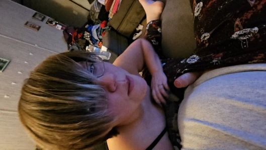 Netflix ve emme - neredeyse kanepede yarağını emerken yakalanıyor