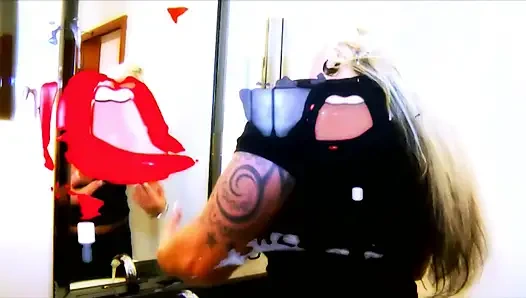 Ateşli striptizciler sakso çekiyor ve üçlü lezbiyen sikişiyor