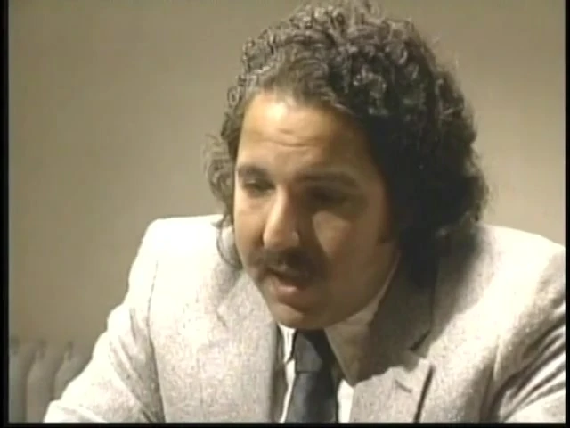 वह अपने मोटे लंड को अपनी रसदार योनी में घुसाने के लिए अपने पैरों को चौड़ा करती है