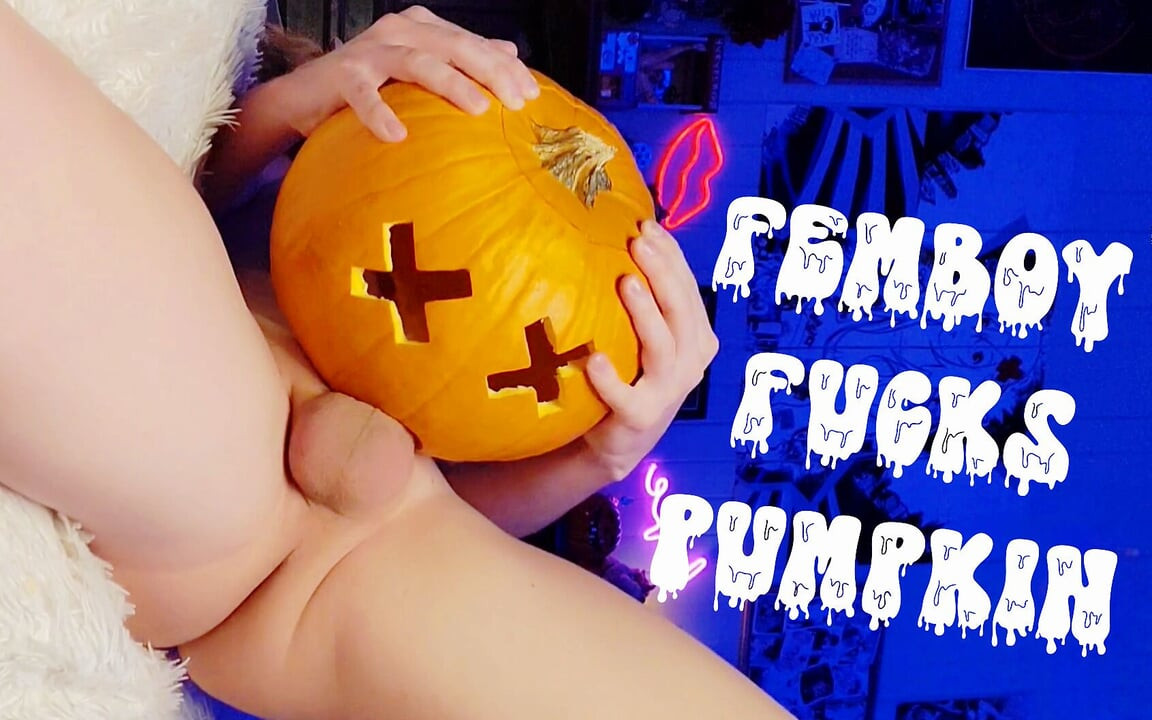 Femboy cadılar bayramı için balkabağıyla sikişiyor