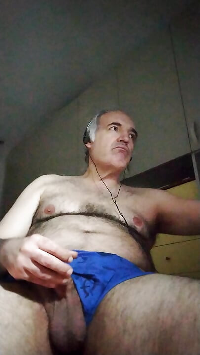 İki saattir yarağıma mastürbasyon yapıyorum, sonunda boşalıyorum