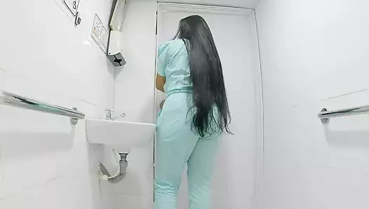 Doktor Belloti'nin ofisinde hemşireleri kaydediyor