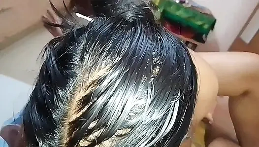 Köylü kız evde kocasının penisini ağzına sokuyor