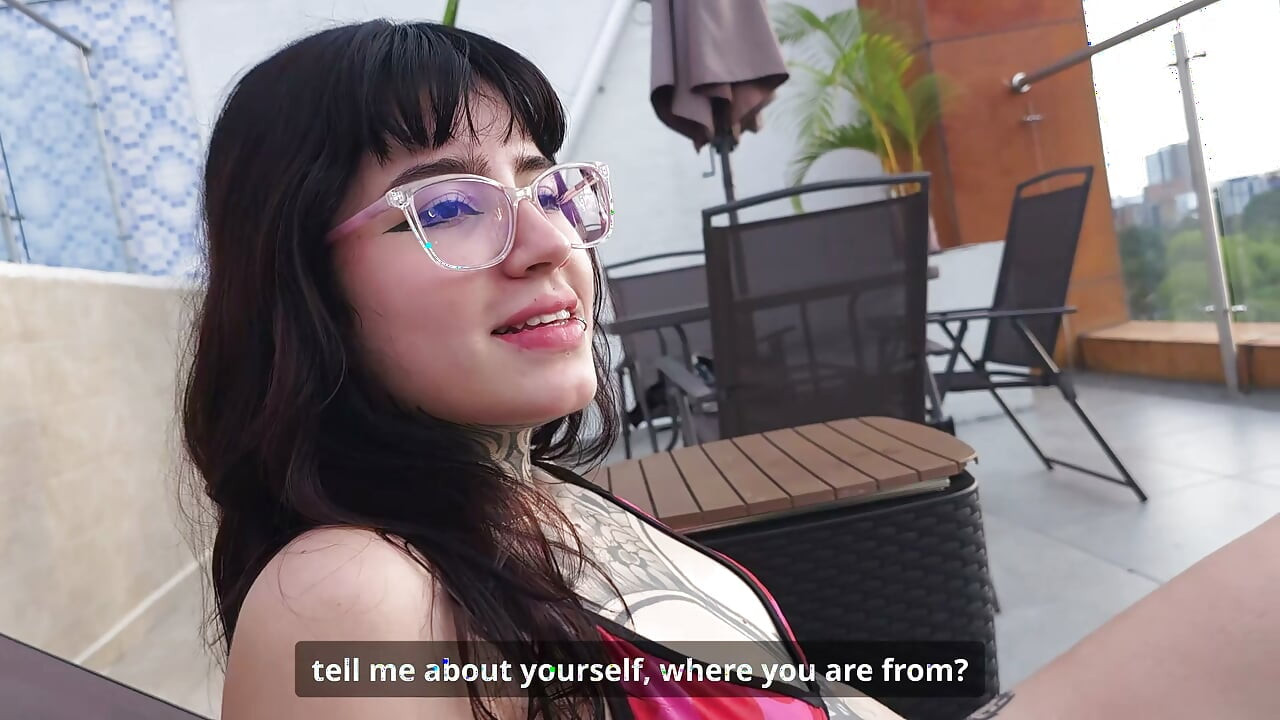I meet girl in the pool and I convince her to fuck