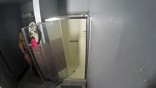 Ateşli sarışın Sarah Vandella kamera arkası saksoda 4 adama sakso çekiyor